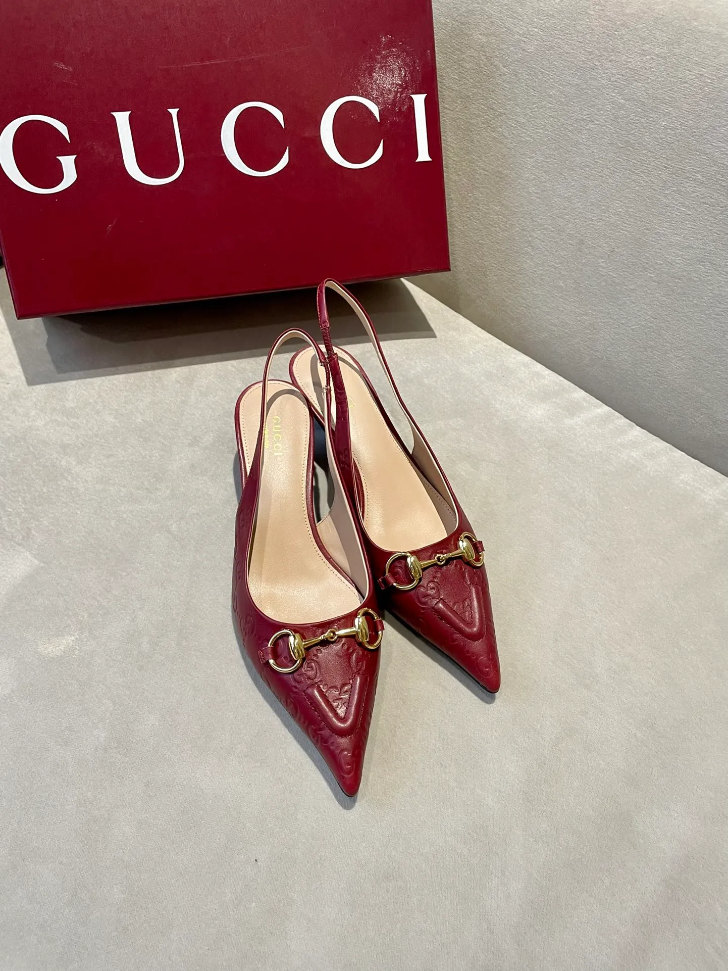 👟👟Ex-factory price 580👟👟 2024 G family’s new GUcc𝐢 horsebit pump sandals with pointed toes, elastic straps and kitten heels complement each other to create a comfortable and fitting design, and the back-lace pumps are the essence of design. Hot-drilling process Upper: Imported high-grade G G canvas Lining/foot pads: Full-grain high-grade lambskin Sole: Italian top-grade genuine leather sole Heel height: 10.5cm Fitting size: 35-42 (40/41/42 custom-made, non-refundable)